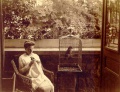 Bakesova Lucie v synove brnenske vile, asi 1912-15.jpg