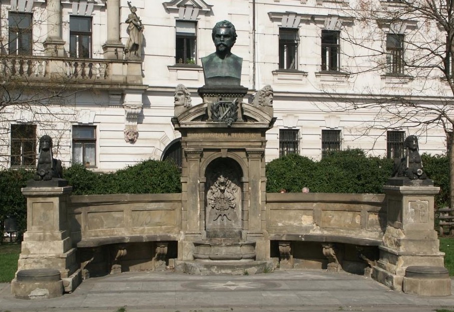 Pomník V. Hálka na Karlově náměstí v Praze