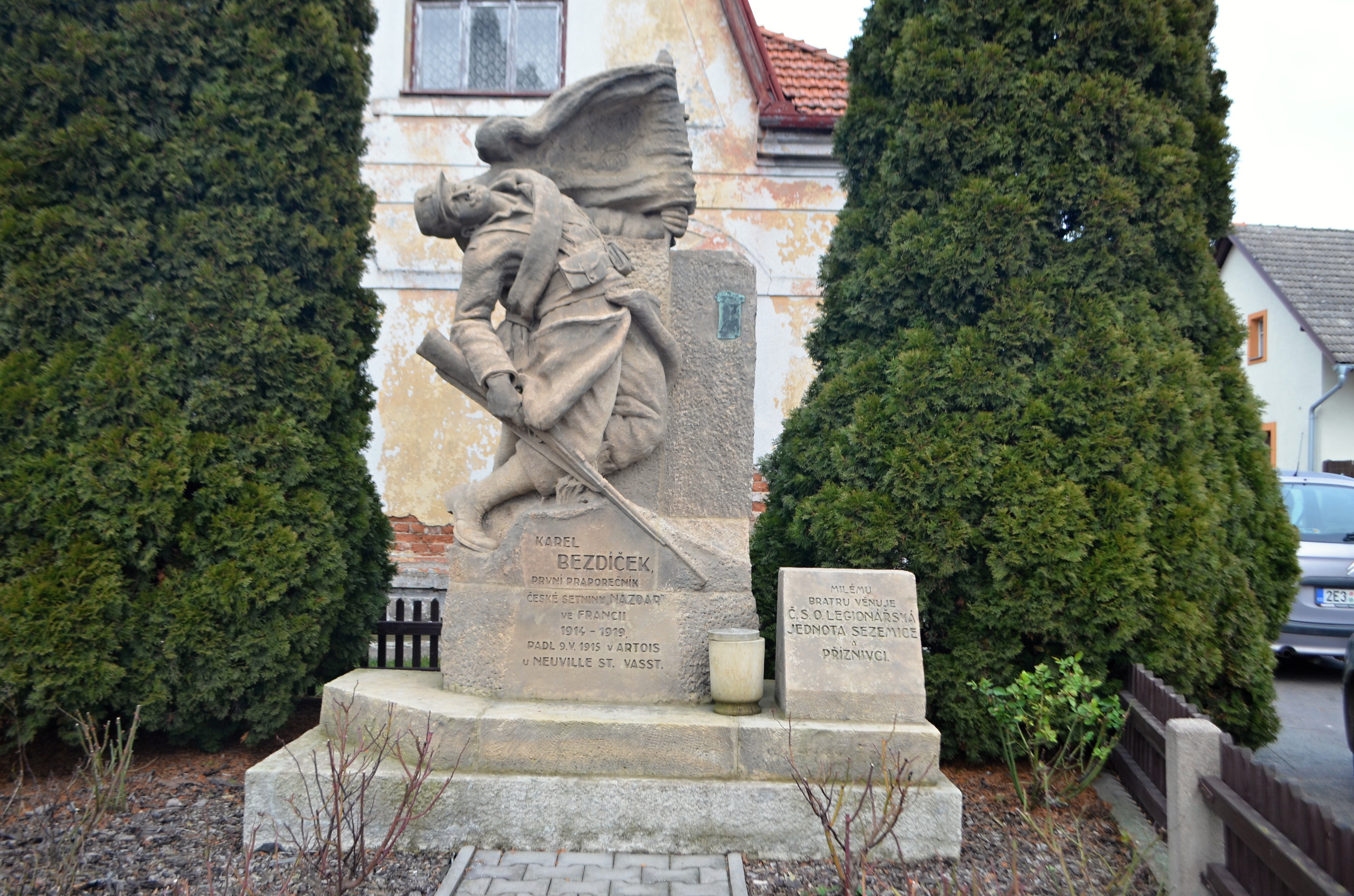 Pomník Karla Bezdíčka v Sezemicích nad Loučnou