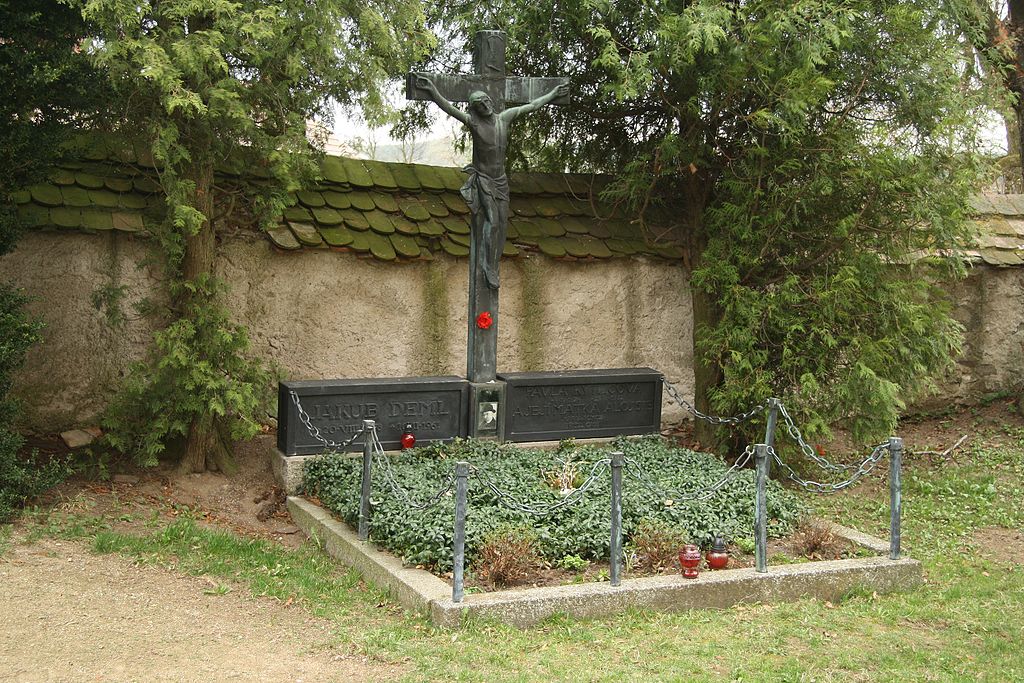 Hrob Jakuba Demla a Pavly Kytlicové v areálu Tasovského kostela