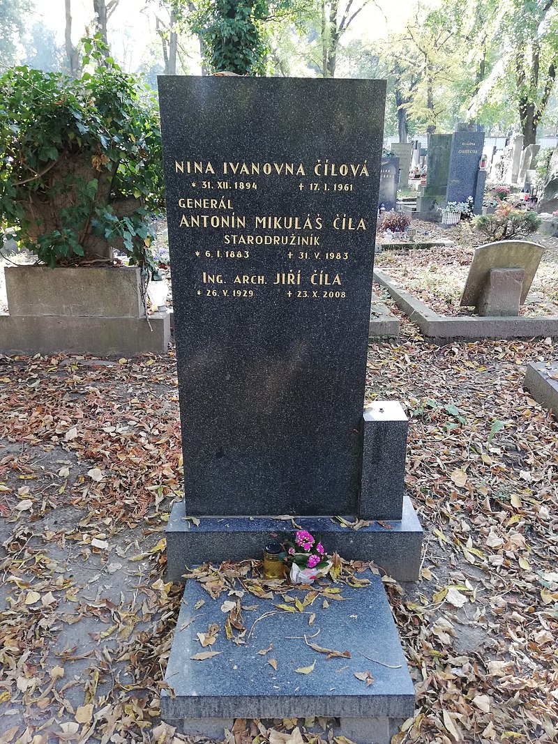 Rodinný hrob na Olšanských hřbitovech v Praze