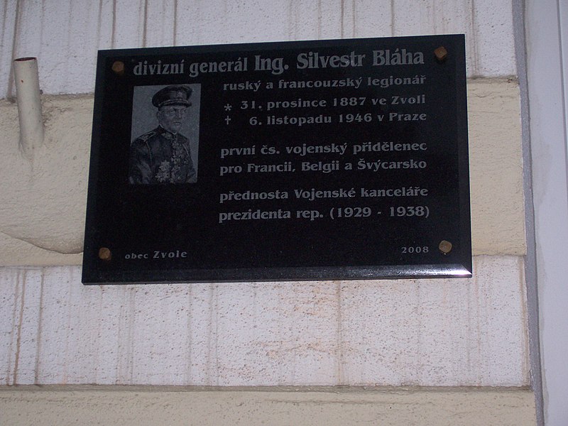 Pamětní deska na budově školy v obci Zvole