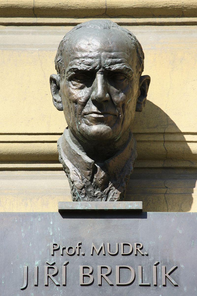 Busta Jiřího Brdlíka ve Vítězné ulici v Praze