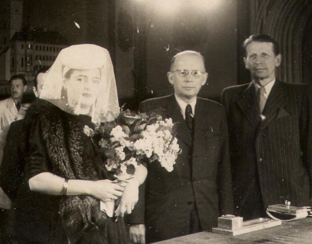 Druhý sňatek M. Čtrnáctého s Růženou Nohejlovou, v pozadí bratr František, 1944