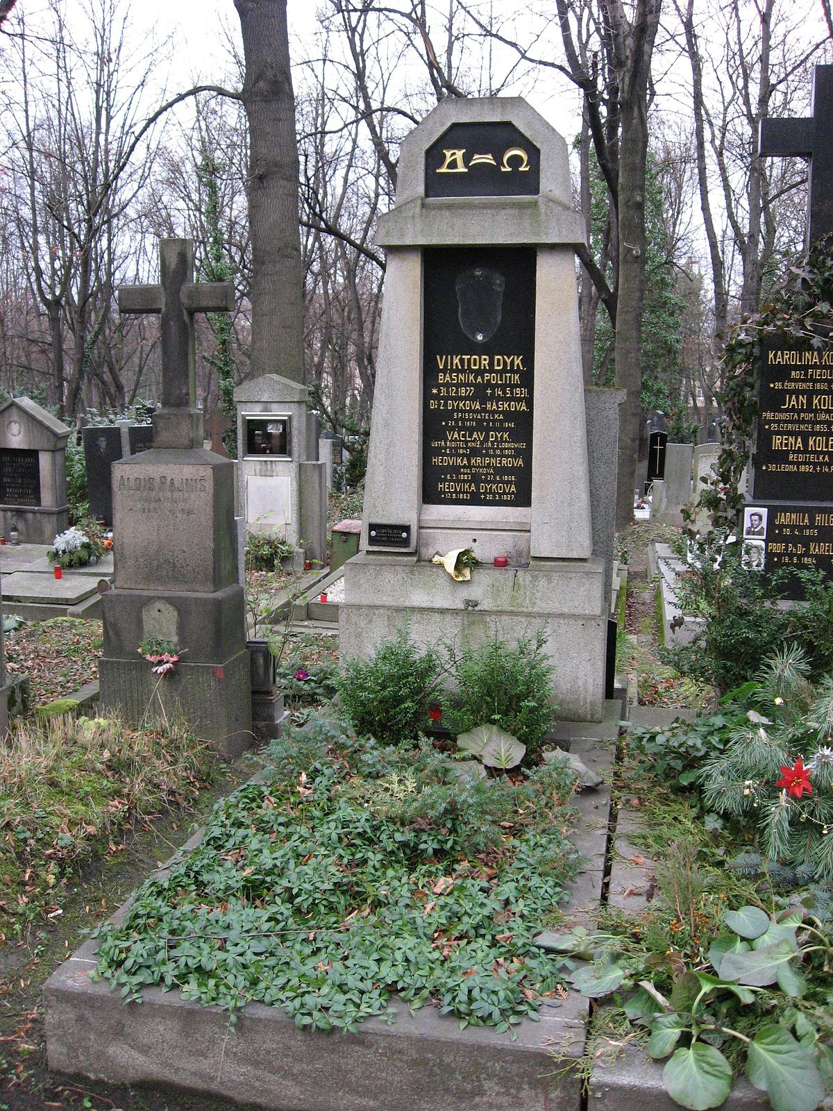 Hrob Viktora Dyka na Olšanských hřbitovech v Praze