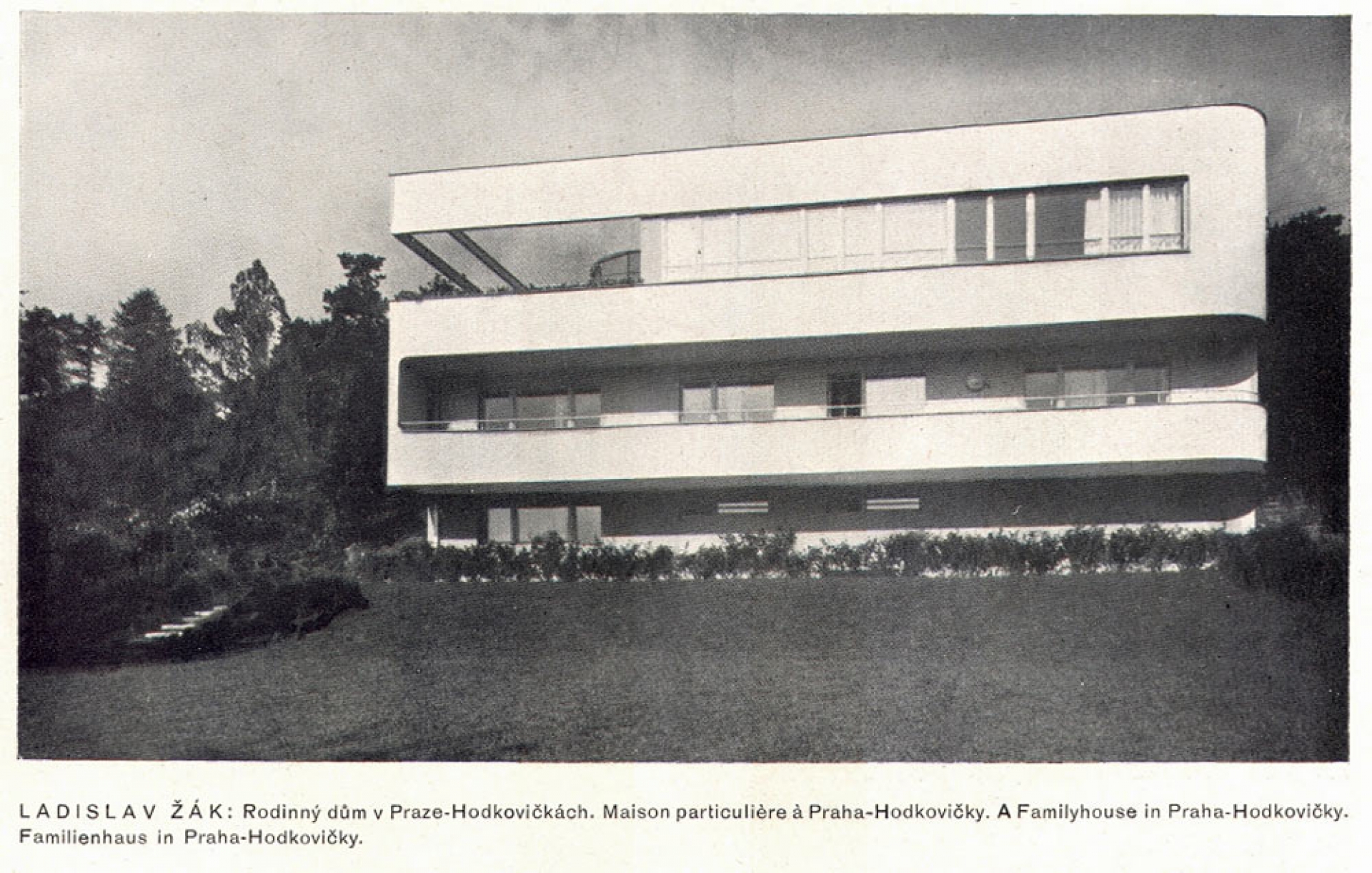 Fričova vila v Praze-Hodkovičkách byla vystavěna v letech 1934-1935 podle návrhu architekta L. Žáka