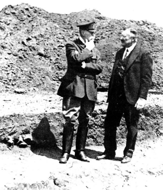 Tomáš Garrigue Masaryk a Anton Gnirs na vykopávce římského tábora v Mušově, 1928
