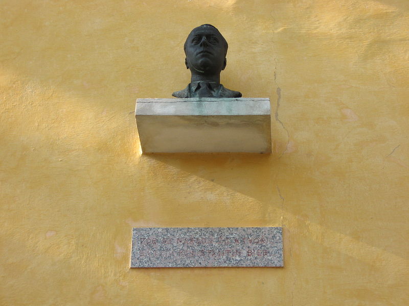 Busta Konstantina Biebla na rodném domě ve Slavětíně u Loun