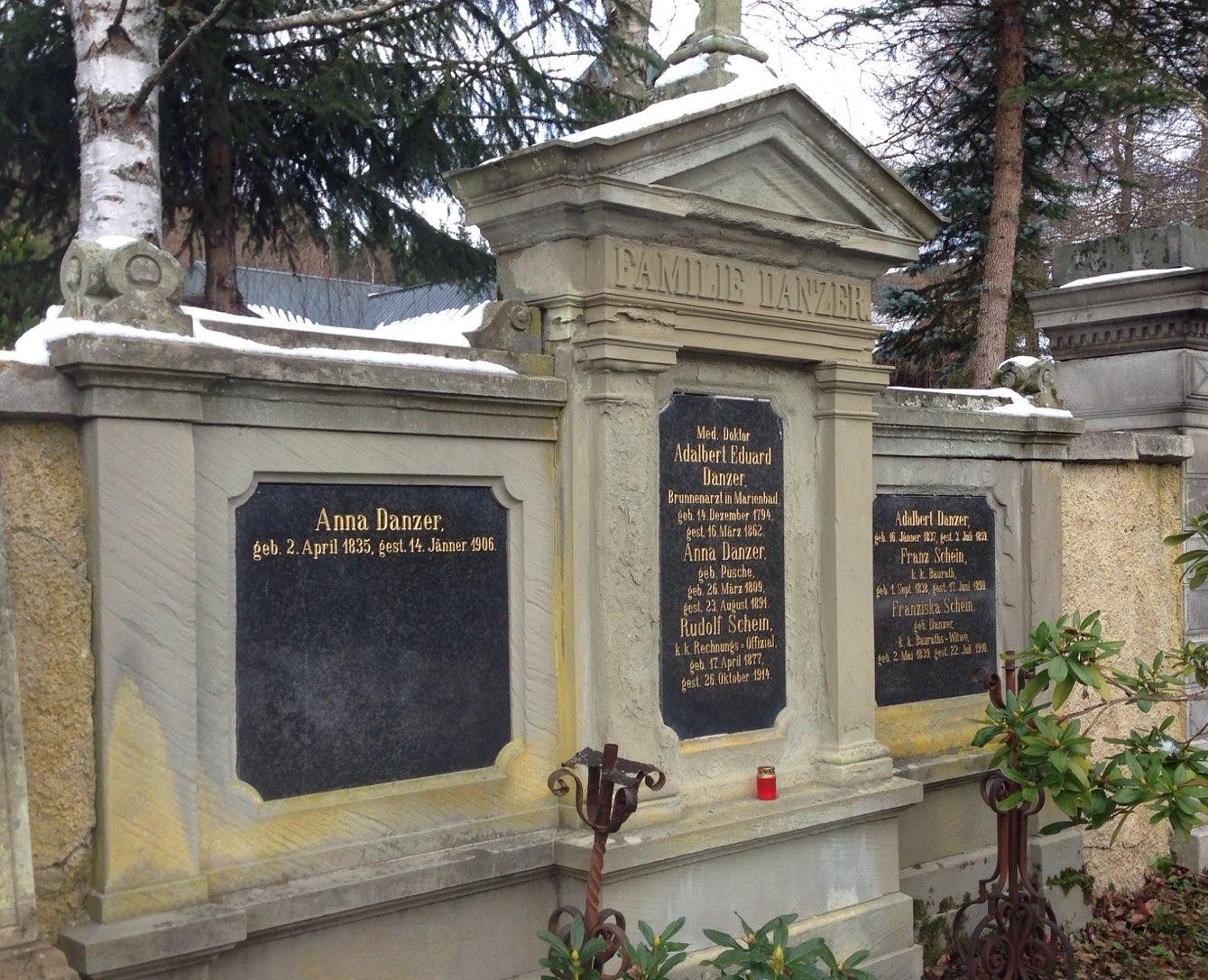 Místo posledního odpočinku A. E. Danzera na hřbitově v Mariánských Lázních