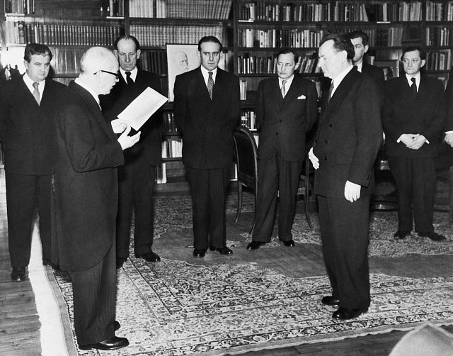 Edvard Beneš přijímá demisi demokratických ministrů a návrhy Klementa Gottwalda na doplnění vlády, 25. února 1948