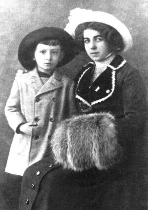 F. Háj (vl. jménem Marie Wagnerová) se synem Vilémem