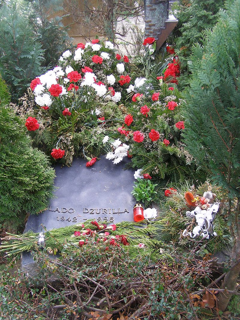 Hrob Vladimíra Dzurilly na hřbitově Slávičie údolie v Bratislavě