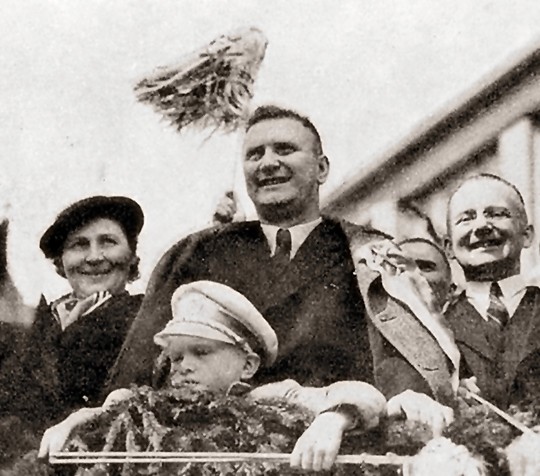 Dominik Čipera (vpravo) s Janem Antonínem Baťou a jeho rodinou při oslavách 1. máje, 1937