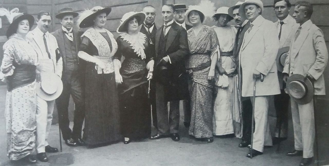 Ludvík Vítězslav Čelanský (uprostřed) s prvním zpěvoherním souborem Divadla na Vinohradech, 1907