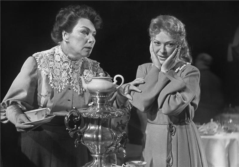 Jiřina Šejbalová jako Celovanjevová a Jiřina Froňková jako Pavla v činohře Rodina Zykovových, 1959, archiv Národního divadla