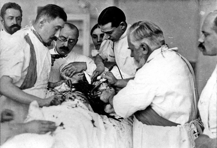 Vinzenz Czerny s kolegy při chirurgickém zákroku