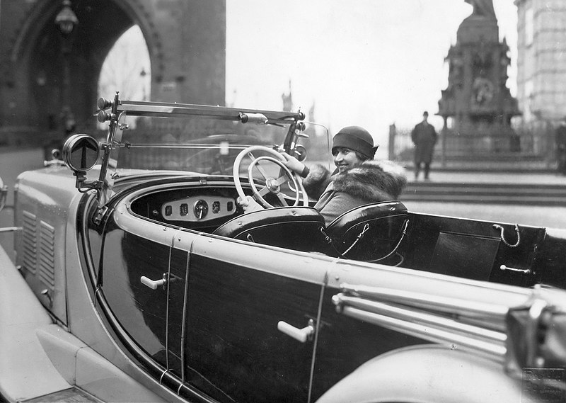 Leopolda Dostalová za volantem Walter 6 B touring, 1929