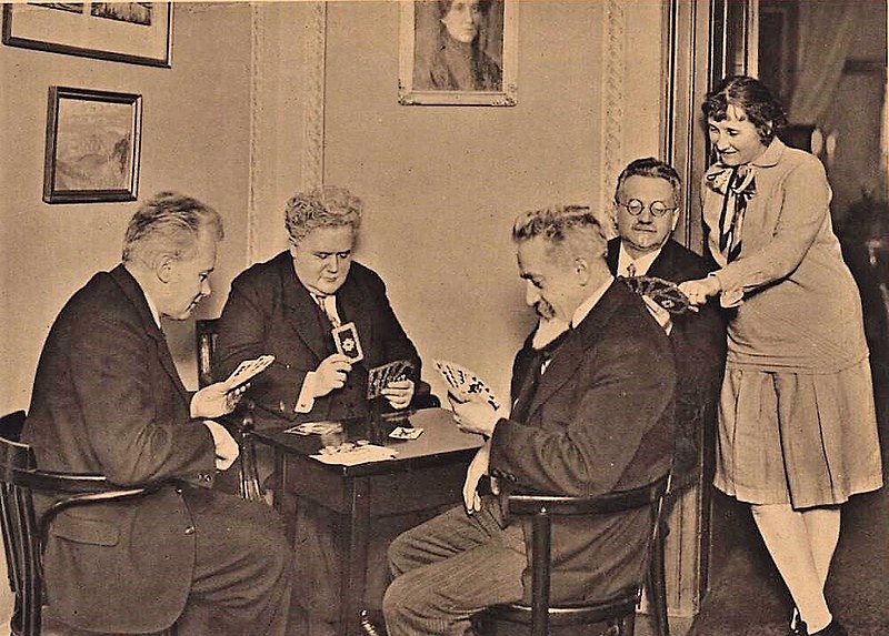 Středy u manželů Dykových - zleva: F. Kobliha, V. Dyk, J. Opolský, správce Zafouk a Zdeňka Dyková, 1929