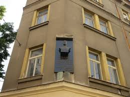 Pamětní deska A. Eliáše na domě ve Francouzské ulici v Praze
