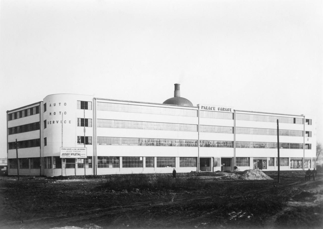 Novákovy garáže v Hradci Králové byly vystavěny podle návrhu architekta Josefa Fňouka v roce 1931
