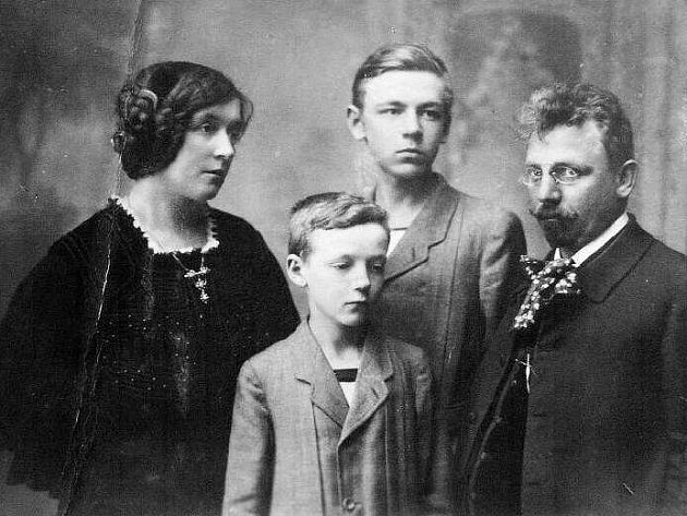 Anna Boudová-Suchardová se syny Cyrilem a Jaroslavem a manželem Aloisem Boudou