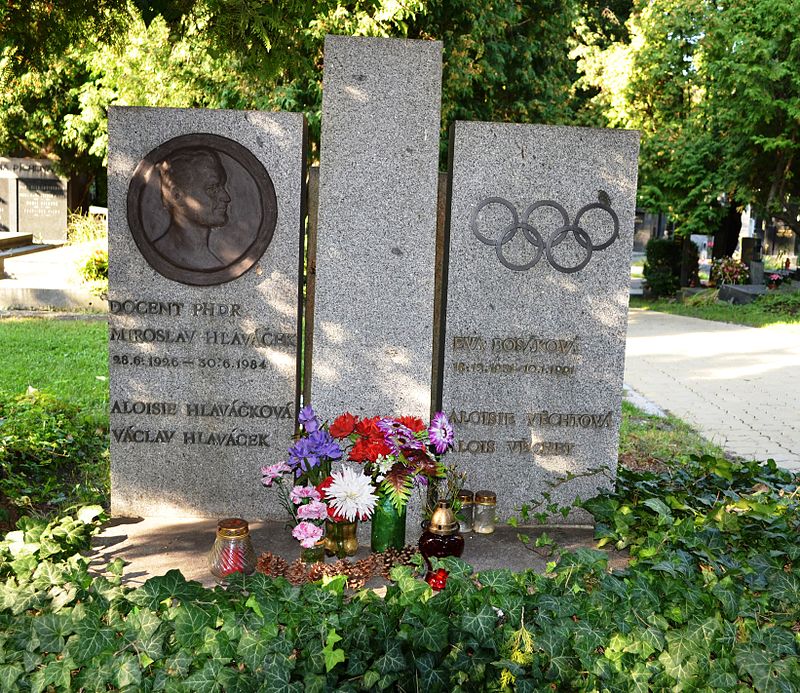 Hrob Evy Bosákové na Vinohradském hřbitově v Praze