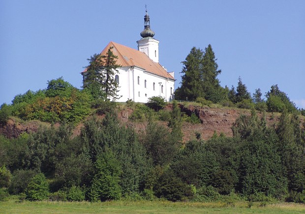 Mariánský poutní kostel Panny Marie Pomocné na Uhlířském vrchu u Bruntálu