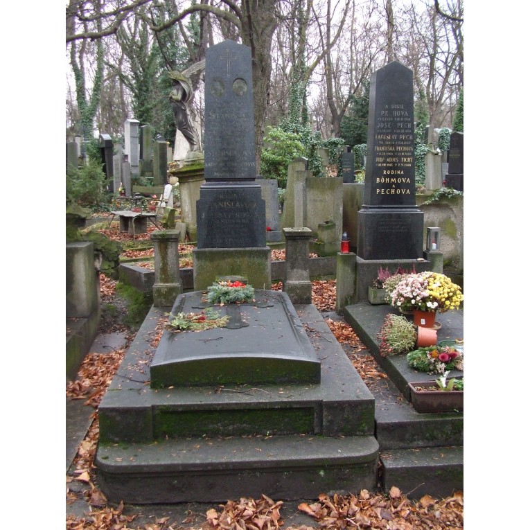 Hrob Marie Budíkové-Jeremiášové na Olšanských hřbitovech v Praze