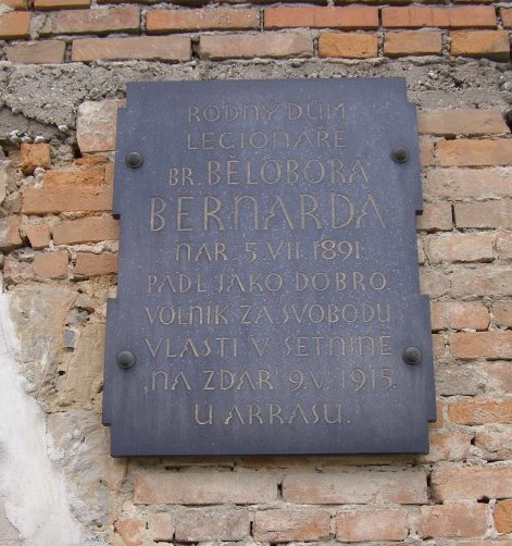 Pamětní deska na rodném domě Bělobora Bernarda v Kněžmostě