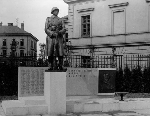 Původní legionářský památník se sochou Jana Gayera v Hradci Králové