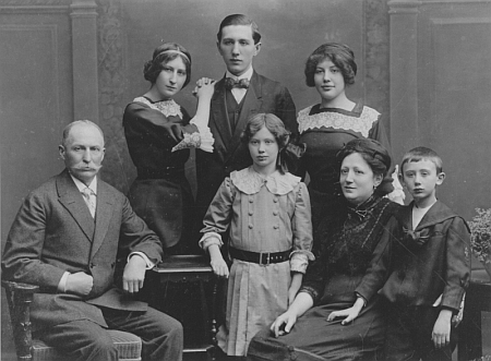 Leo Brod jako malý chlapec (vpravo) s rodinou