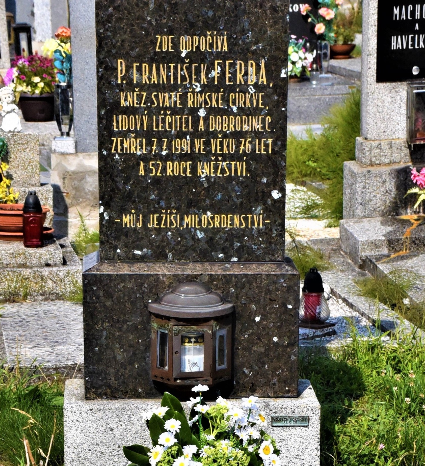 Text na náhrobku pátera Františka Ferdy na hřbitově v Sušici
