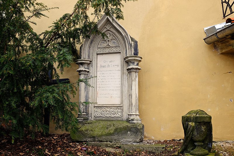 Hrob Jeana de Carro u kostela sv. Ondřeje v Mozartových sadech v Karlových Varech