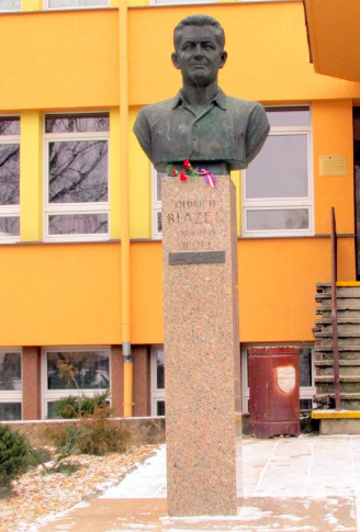 Pomník Oldřichu Blažkovi v obci Rájec před základní školou