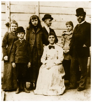 Rodina a přátelé Antonína Dvořáka - zprava Antonín Dvořák, dcera Otilie, matka Sadie Siebertové, Josef Jan Kovařík, Sadie Siebertová, syn Antonín, manželka Anna