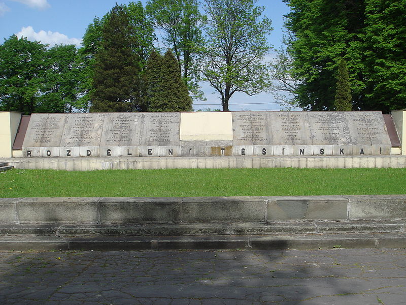 Pomník padlým v Orlové, jméno Jana Čapka je uvedeno na prvním místě v levém rohu