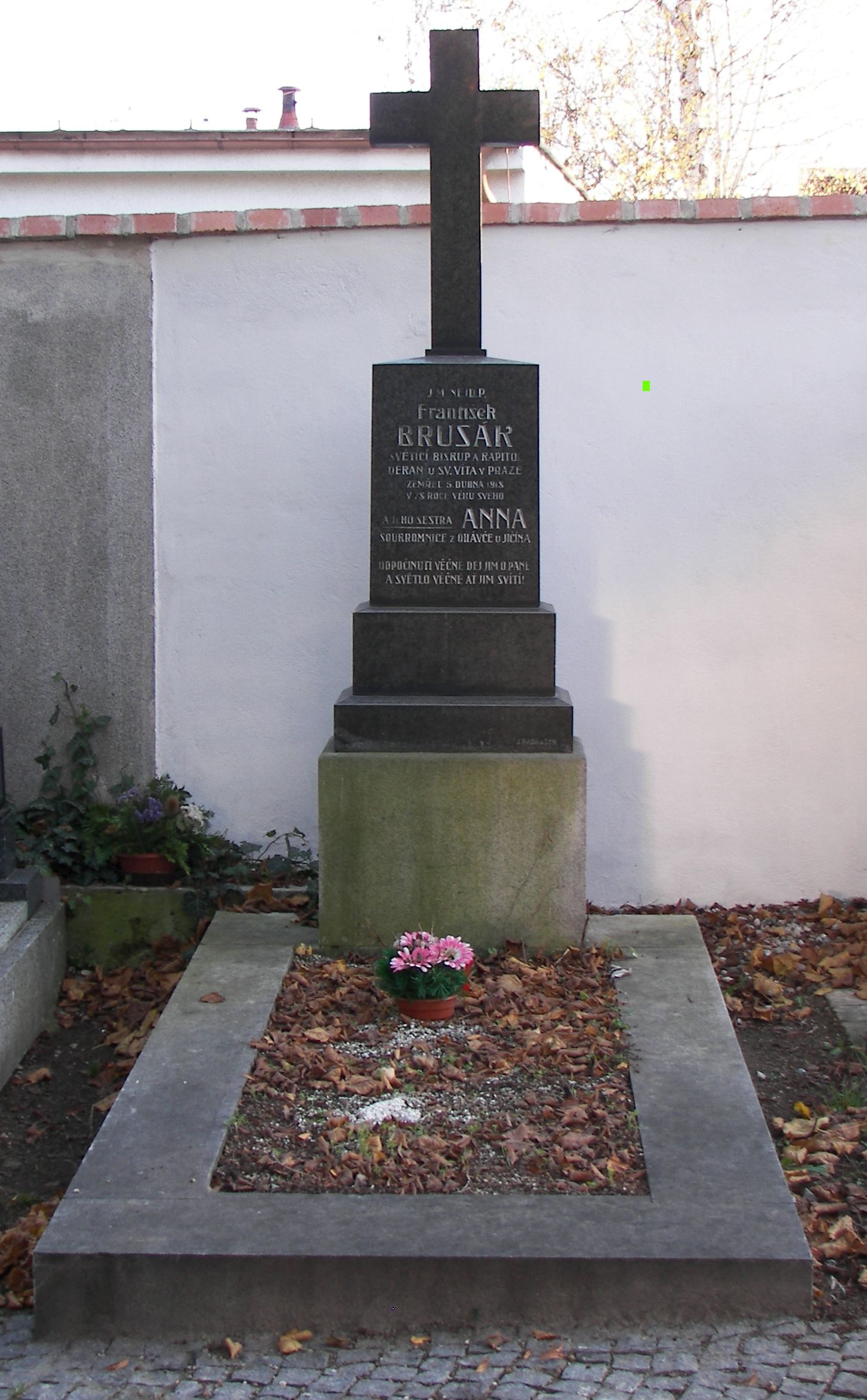 Hrob Františka Brusáka na hřbitově u sv. Markéty na Břevnově v Praze