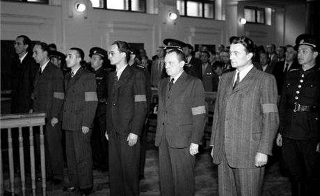 Rozsudek nad vedoucími členy organizace Vlajka, V. A. Cyphelly třetí zprava, 1946