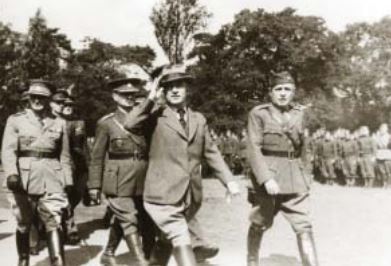 Edvard Beneš v doprovodu generálů J. Čiháka-Znamenáčka (zprava), Neumanna-Miroslava a Ingra při přehlídce čs. jednotek v Cholmondeley, 1940