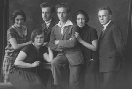 Manželé Budínovi (první dva zleva) s ruskými a ukrajinskými studenty v exilu v Praze, 20. léta