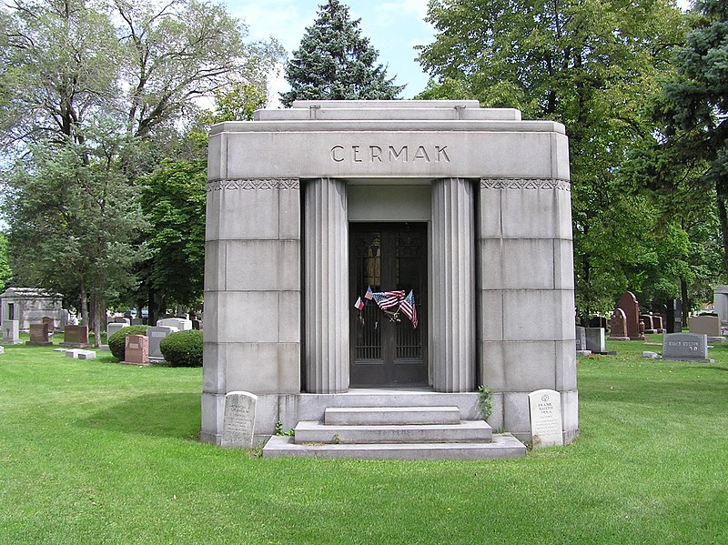 Hrobka Antonína Čermáka na Českém národním hřbitově v Chicagu