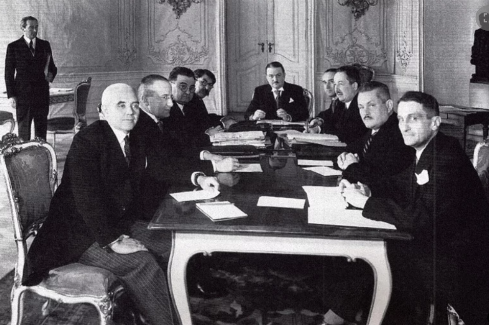 První zasedání protektorátní vlády 27. dubna 1939, v čele sedí předseda vlády Alois Eliáš, Jiří Havelka je první zprava