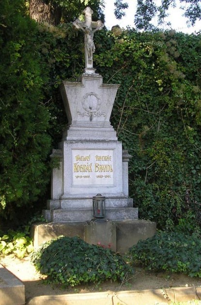 Hrob Vincence Brandla a Václava Kosmáka na Ústředním hřbitově v Brně
