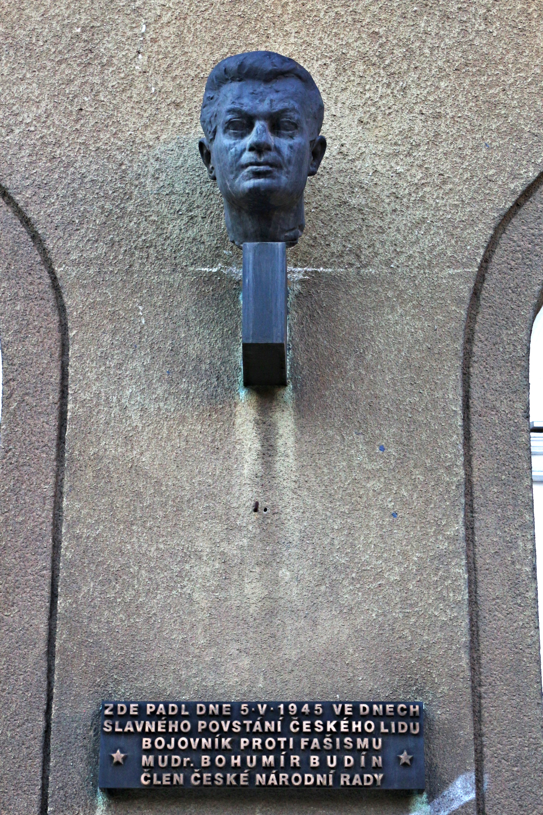Pamětní deska na domě v Bělehradské ulici v Praze, kde Bohumír Budín padl