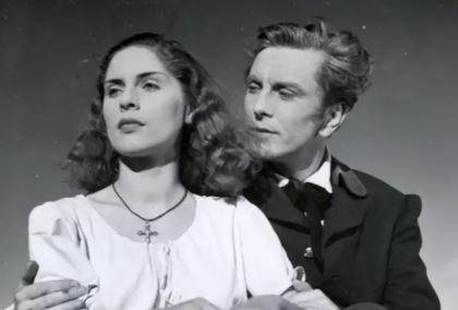 Vlasta Fialová jako Divá Bára a jako myslivec ve filmovém dramatu Divá Bára, 1949