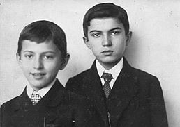 Vladimír Denkstein (vlevo) s bratrem Zdislavem, 1920