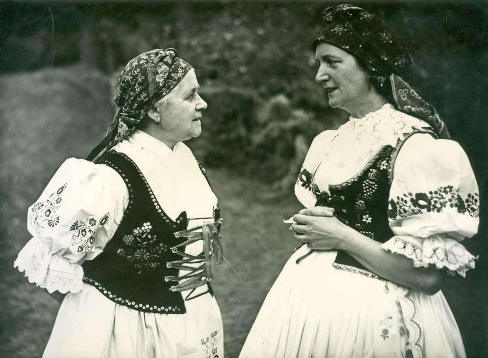 Maryna Úlehlová s Annou Knapovou ze Střelic (Vystupovala mezi Královničkami na Národopisné výstavě českoslovanské 1895 v Praze)