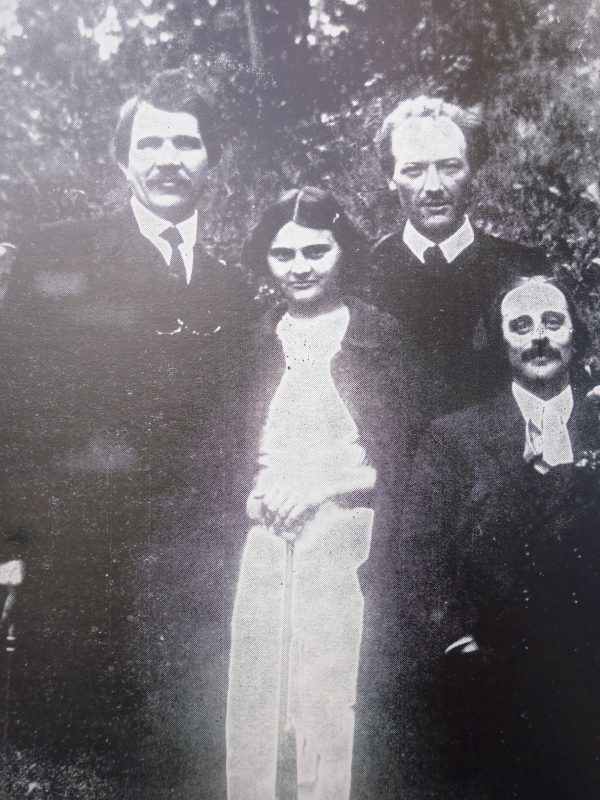 Bohuslav Vrbenský, Luisa Landová-Štychová, Vlastimil Borek, Vladislav Klement - redakce anarchistického časopisu Zádruha v létě 1914