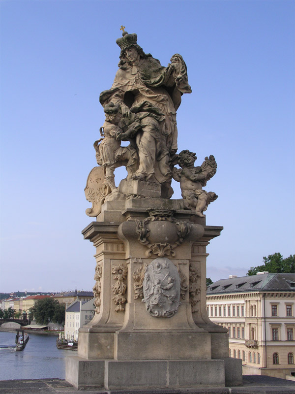 Kopie sochy sv. Ludmily a sv. Václava na Karlově mostě, originál zhotovený po roce 1720 je umístěn v kasematech na Vyšehradě