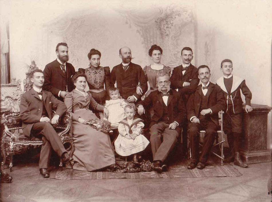 Rodinná fotografie (Jakob Brandeis je druhý sedící muž zprava)